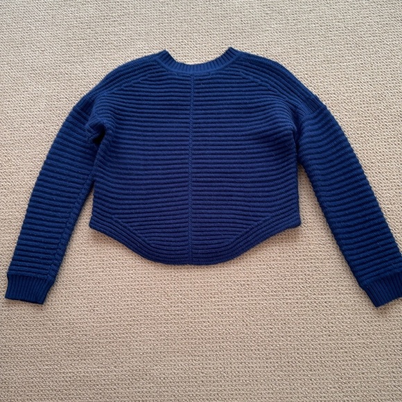 MAX STUDIO COBALT BLUE  AWESOME CROPPED SWEATER, SIZE SMALL WITH SCALLOPED EDGE - Picture 2 of 7